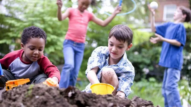 Tener amigos racializados mitiga el racismo en los jóvenes, pero los padres influyen más