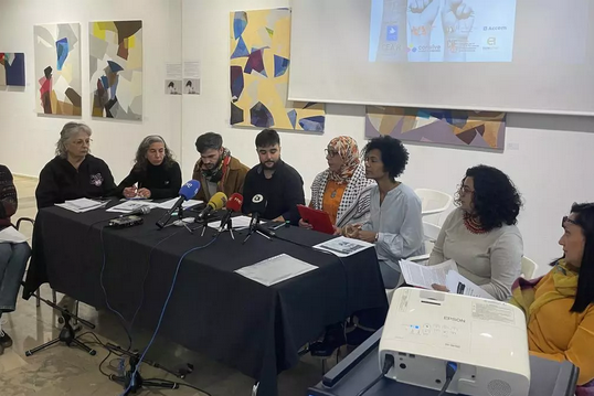 Discursos de odio, cacheos raciales y trabas para solicitar asilo: un informe denuncia “discriminaciones sistemáticas” contra los migrantes en València