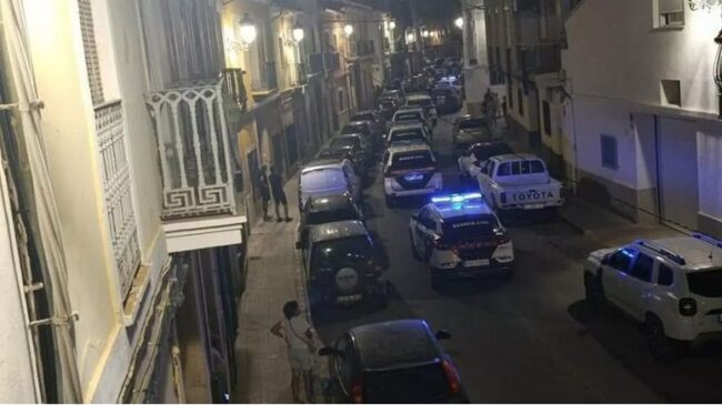 • La Guardia Civil blinda Turís en la segunda noche de patrullas ciudadanas en las calles. Los promotores utilizan el pretexto de "proteger" a los vecinos contra okupas y delincuentes para organizarse y ponen en el punto de mira a inmigrantes