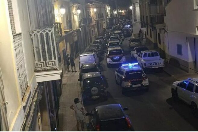 • La Guardia Civil blinda Turís en la segunda noche de patrullas ciudadanas en las calles. Los promotores utilizan el pretexto de "proteger" a los vecinos contra okupas y delincuentes para organizarse y ponen en el punto de mira a inmigrantes